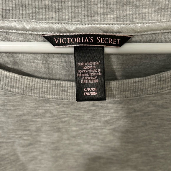 Victoria’s Secret Oversized Sweater Metallic Logo Sleeve Size Small EUC - Picture 4 of 6